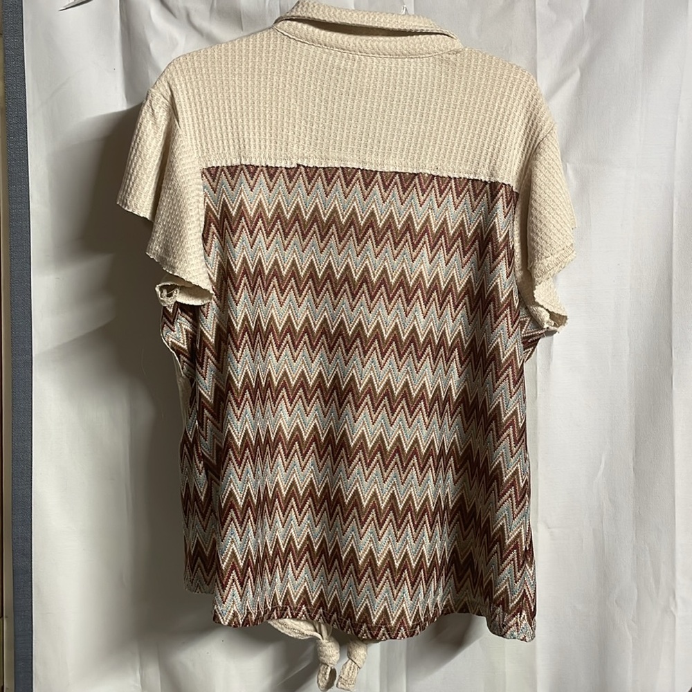 Ladies, lightweight almost sheer back, button waffle top size XL - Picture 4 of 5